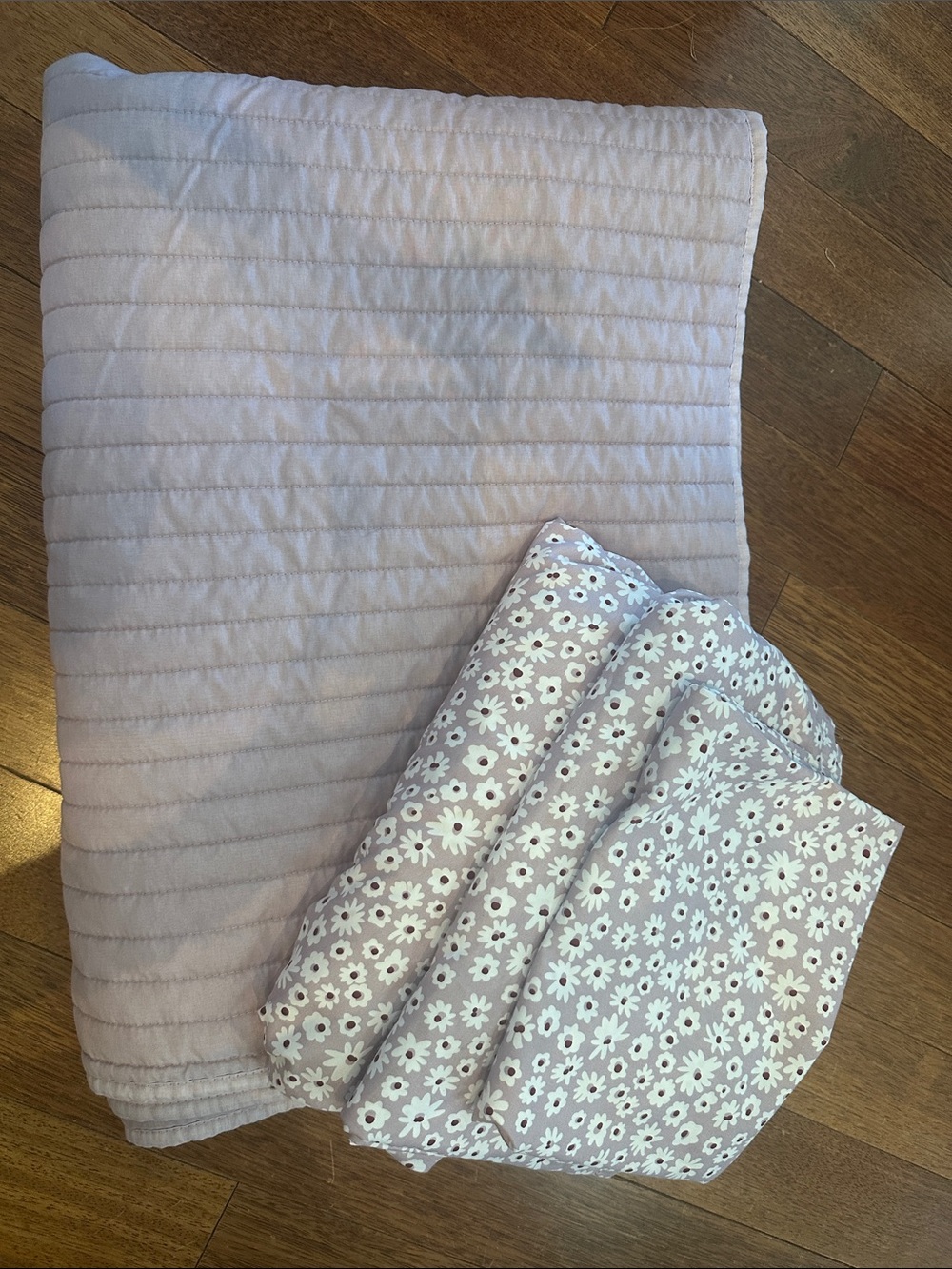 Room Essentials lavender Floral twin sheet set and lavender quilt.
